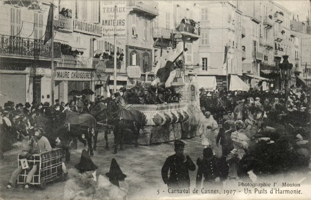 Carnaval de Cannes — Un Puits d'Harmonie — Photographie F. Mouton - Recto