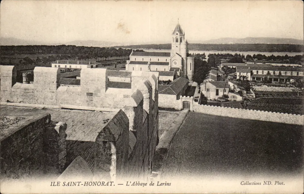 Ilha Saint-Honorat — A Abadia de Lérins — Collections ND. Phot. - Frente