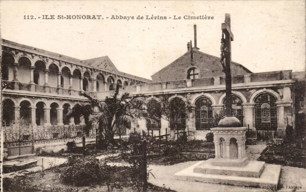 Insel St-Honorat — Abtei Lérins — Der Friedhof - Vorderseite