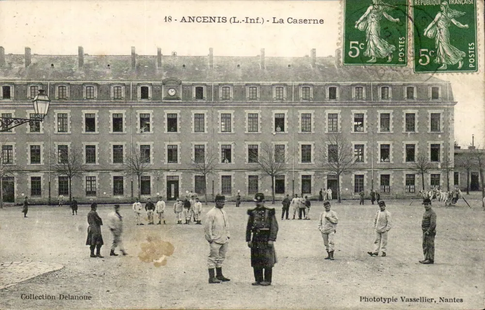 Ancenis (L.-Inf.) - A Caserna — Fototipia Vassellier, Nantes, n°18 - Frente