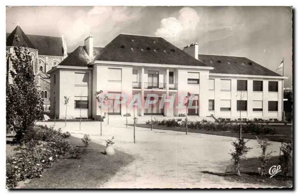Saint-Nazaire — Die Unterprefektur und die Gärten — SPADEM, Paris - Vorderseite