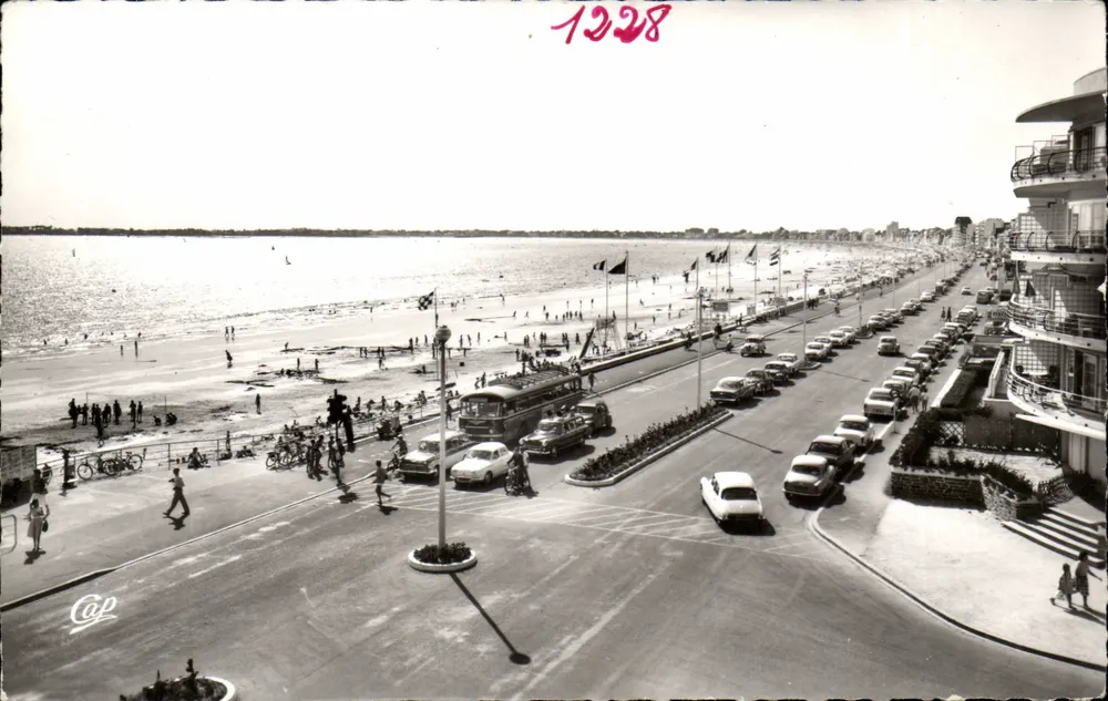 La Baule-les-Pins — Der Damm und der Strand in Richtung La Baule — C.A.P. n°1228 - Vorderseite