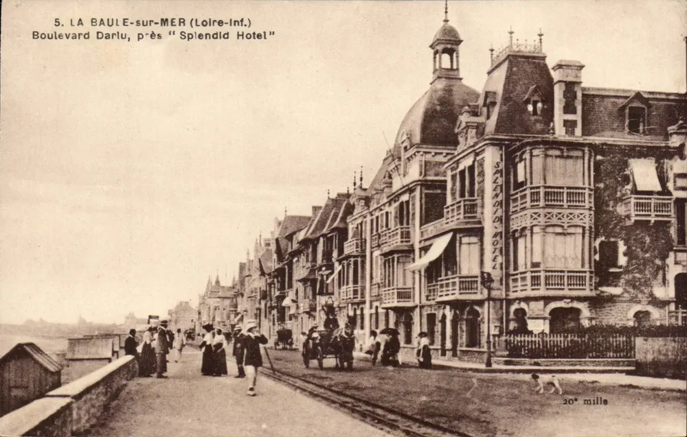 Boulevard Darlu, perto "Splendid Hotel" — La Baule-sur-Mer (Loire-Inf.) — P. Chapeau, Nantes - Frente