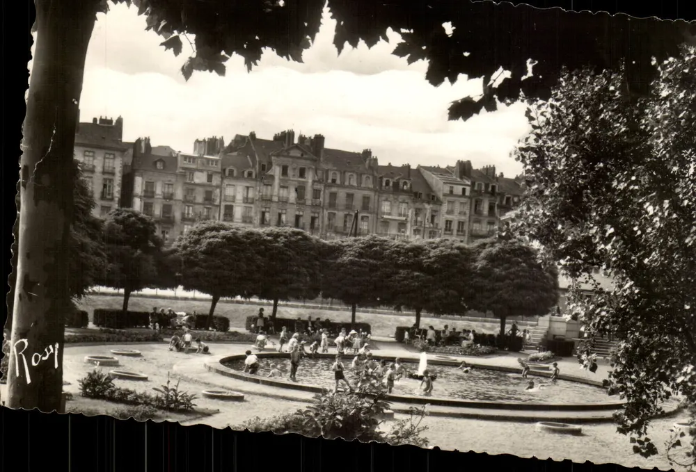 Praça J.-B. Daviès em Nantes — vista do bassin e dos edifícios — editor Rosy - Frente