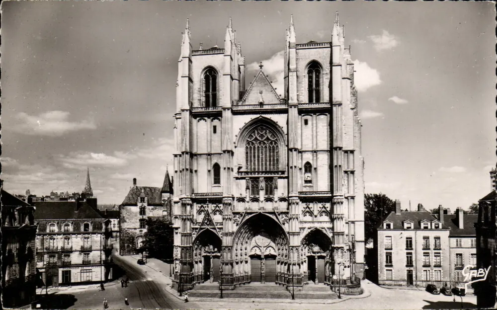 Nantes — A Catedral, Praça Saint-Pierre — Edições GABY - Frente