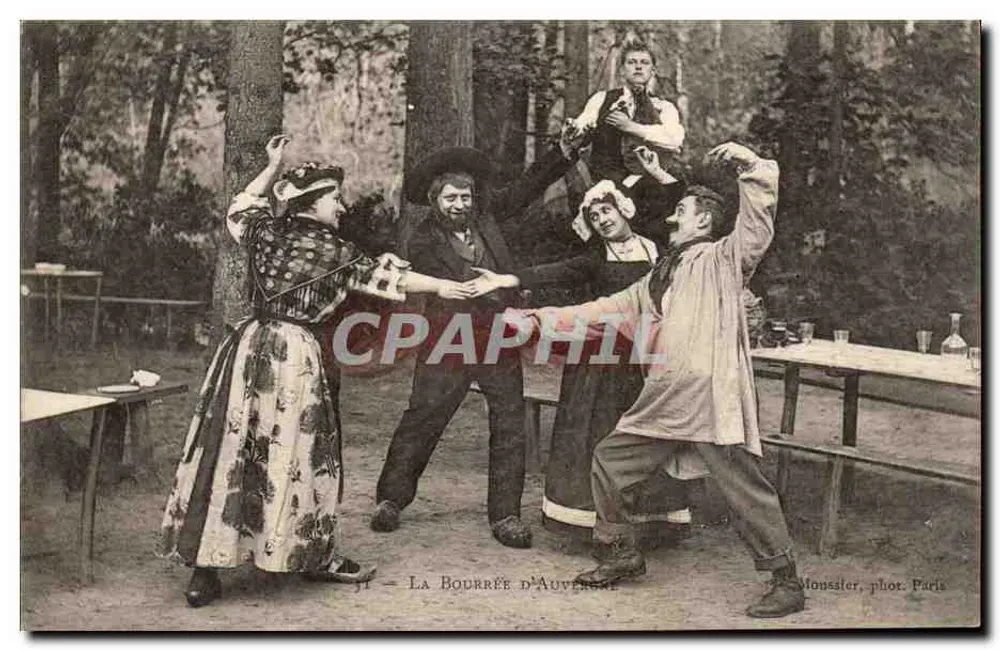A Bourrée d'Auvergne — dança folclórica na floresta — Moussier, fot. Paris - Frente