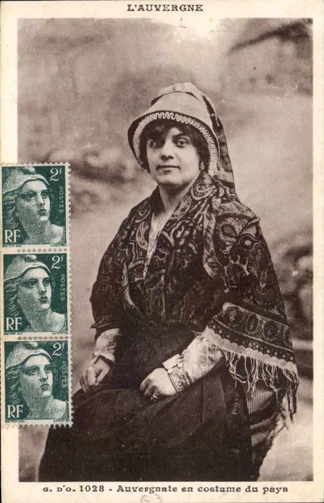 Auvergne — Auvergnate im traditionellen Kleid — J. Gouttefanges, Verlag Ollergues (P.-de-D.) - Vorderseite