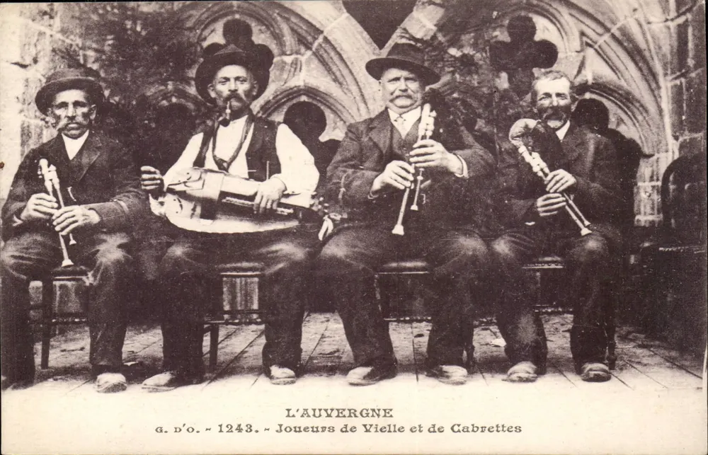Auvergne — Spieler der Vielle und Cabrette — G. D'O. Nr. 1243 - Vorderseite