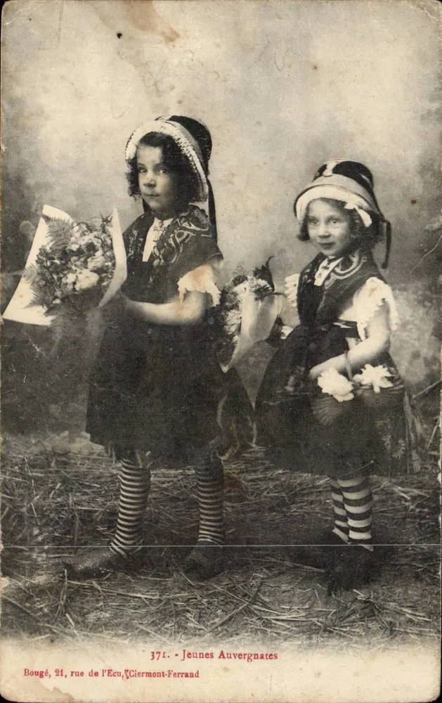 Junge Auvergnaten — Zwei junge Mädchen im traditionellen Kleid — Verlag Bougé, 21 rue de l'Écu, Clermont-Ferrand, n° 371 - Vorderseite