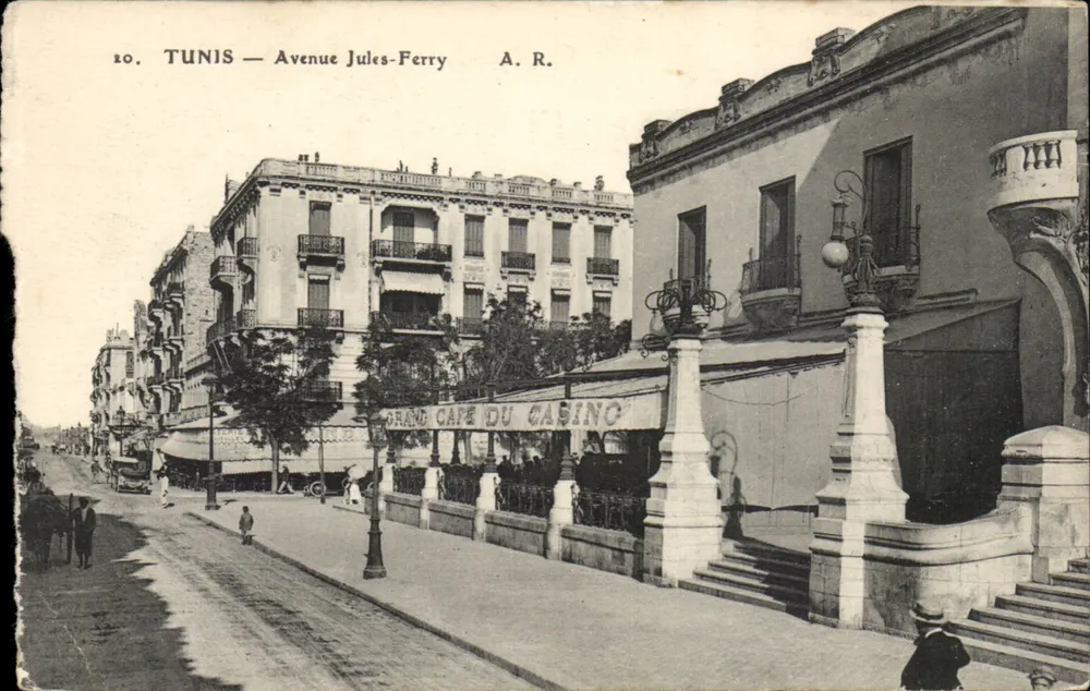 Tunisi — Avenue Jules-Ferry — Grand Café du Casino, editore A.R. - Recto