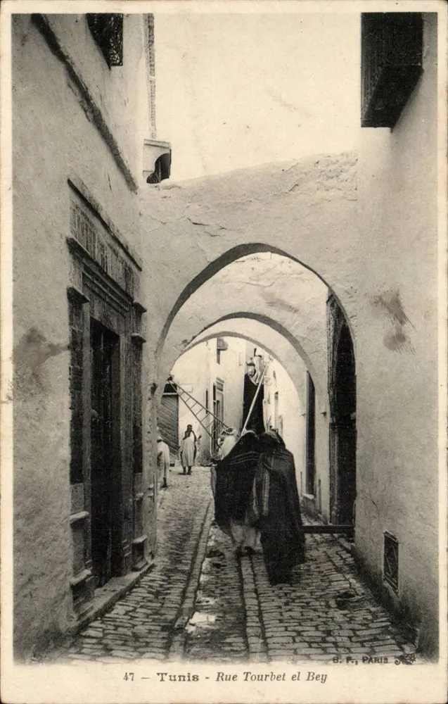Tunis - Rue Tourbet el Bey — Ansicht einer Straße mit Bögen und Passanten — B. F. PARIS, n°47 - Vorderseite