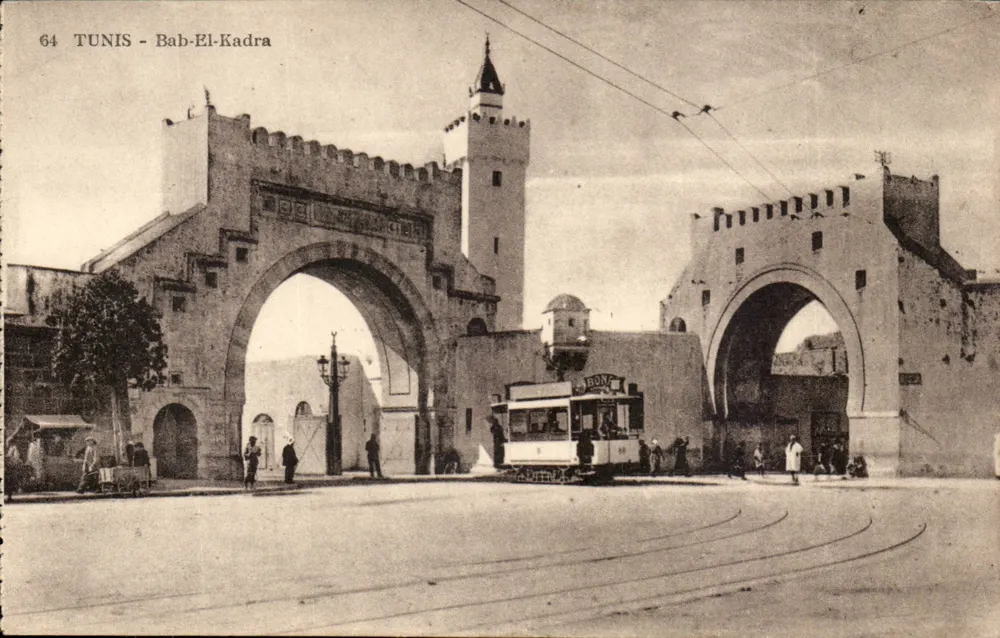 Tunisi - Bab El-Kadra — porta fortificata con tram — editore sconosciuto, n° 64 - Recto