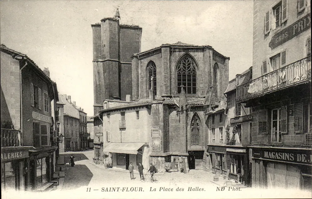 Saint-Flour — A Place des Halles — ND Phot. - Frente