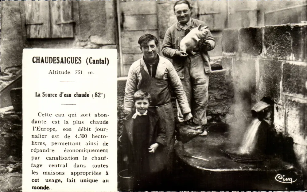 Chaudesaigues (Cantal) — Fonte de água quente (82°) — CIM - Frente