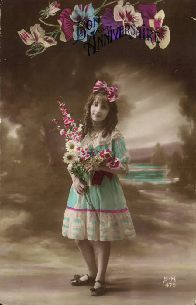 Mädchen in blauer Kleidung mit Blumenstrauß — Frohes Geburtstag — E.M. 475 - Vorderseite