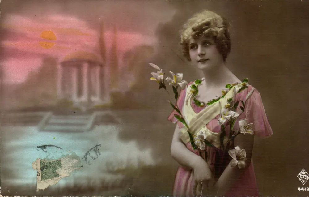 Junge Frau in rosa Kleid mit Lilien — antike Sonnenuntergangslandschaft — Verlag SS, Nr. 4419 - Vorderseite