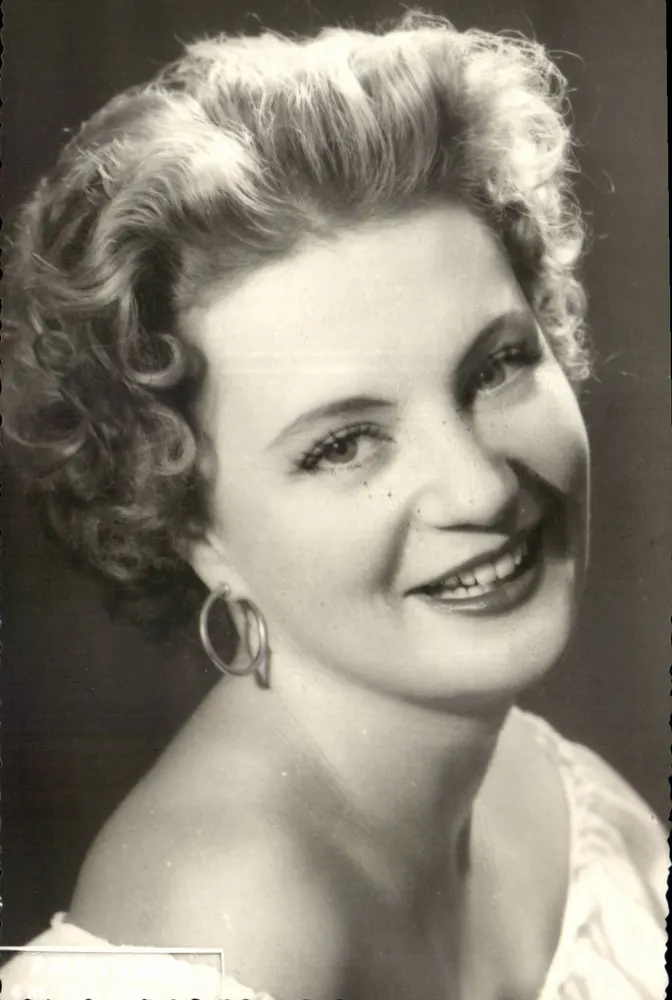 Retrato de uma mulher sorridente — época 1940-1950 — sem editor ou número visível - Frente