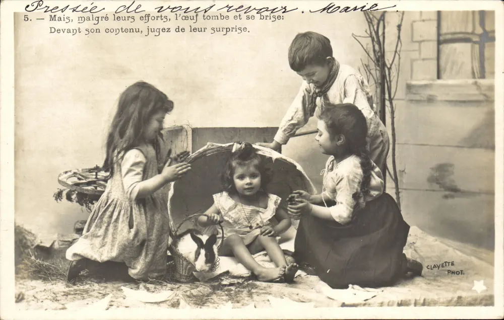 Kinder spielen mit einem Ei — Überraschungsszene — Clayette Phot. - Vorderseite