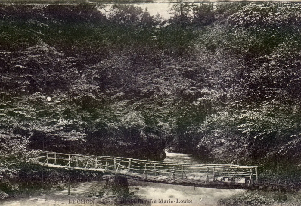 Luchon — Ansicht des Gouffres Marie-Louise — Verleger Luchon, n° 107 - Vorderseite