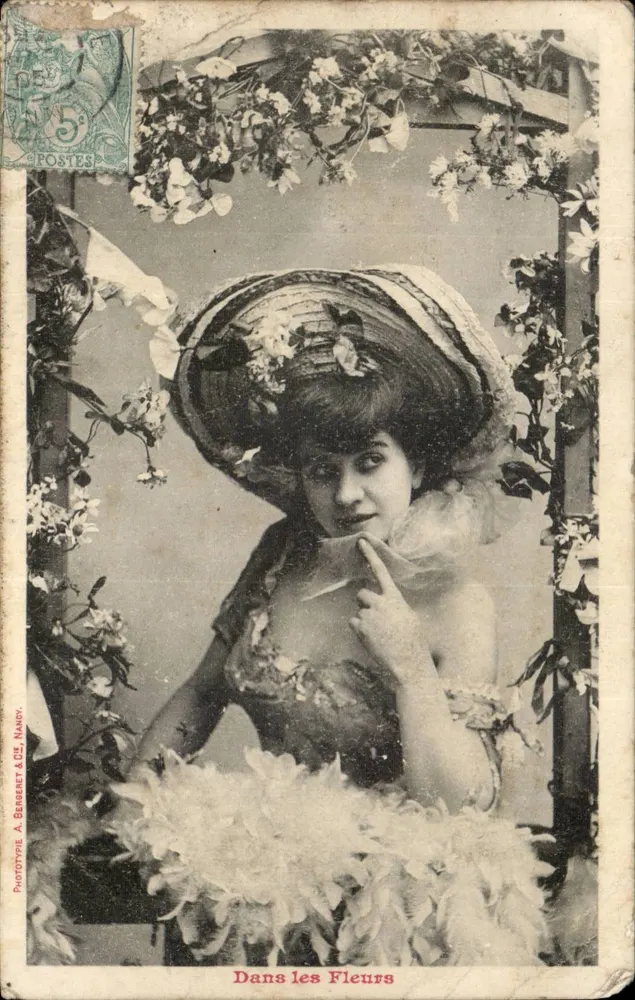 Frau mit Hut aus Stroh und einem Oberteil mit Federbesatz — In den Blumen — Phototypie A. Benement & Cie, Nancy - Vorderseite