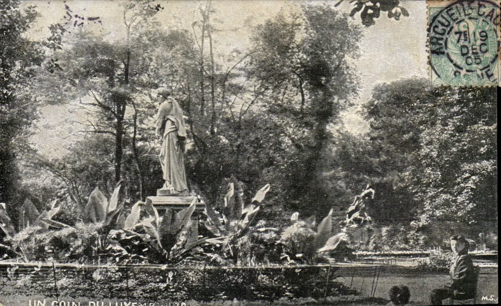 Um canto do Luxembourg — estátua em um jardim — M.S. editor - Frente