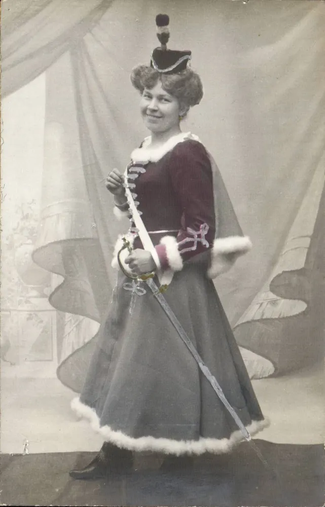 Femme en costume de scène — tenue militaire avec épée — éditeur non visible - Vorderseite