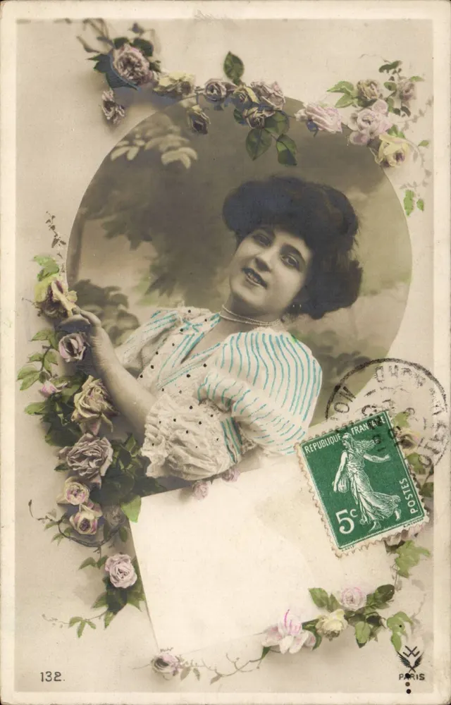 Lächelnde junge Frau — Blumenrahmen — Verlag Paris, Nr. 132 - Vorderseite