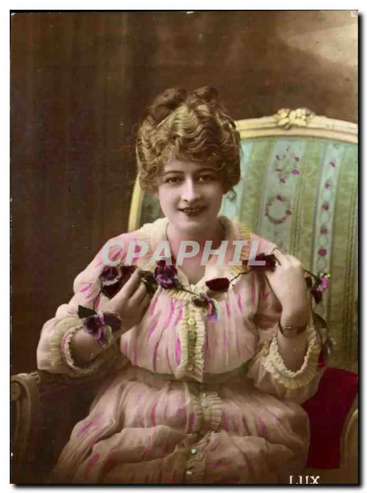 Junge Frau in einem rosa gestreiften Kleid — n° LUX - Vorderseite