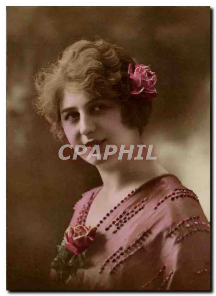 Junge Frau in einem rosa Kleid — Rose im Haar - Vorderseite