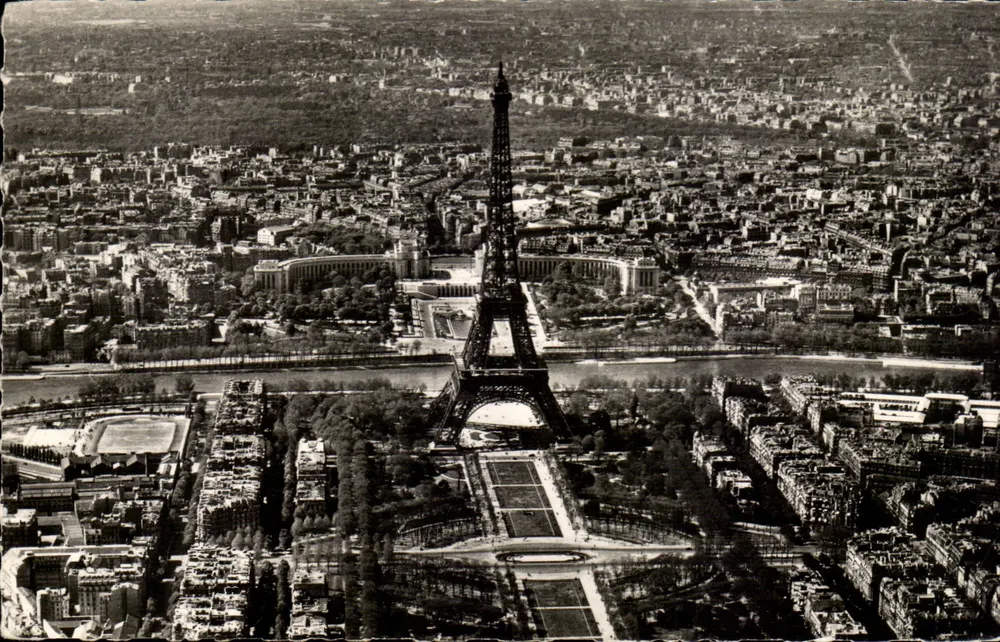 Paris — Luftbild der Eiffelturm und des Palais de Chaillot — Ligue Française Contre le Cancer - Vorderseite