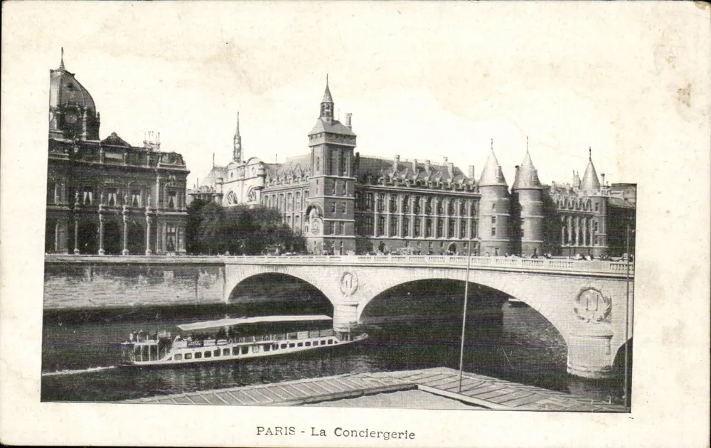 Paris - A Conciergerie — vista do ponte e do rio com barco — editor não visível - Frente