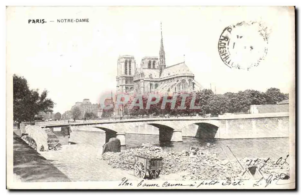 Paris — Notre-Dame — vista com ponte e carruagem de pequeno porte - Frente