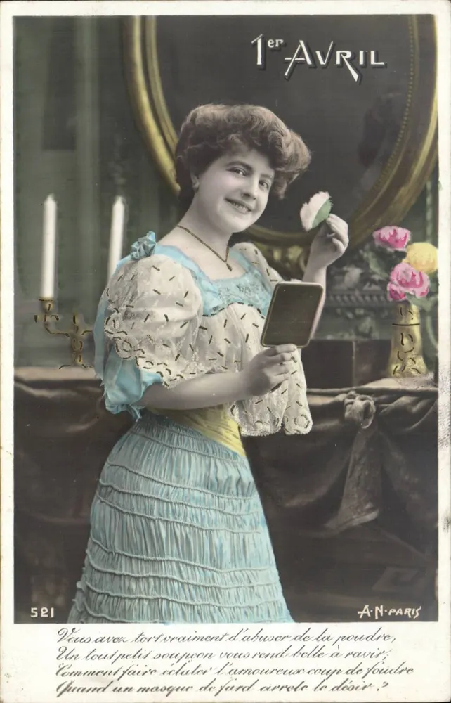 Junge Frau in einem blauen Kleid — 1. APRIL — A.N. PARIS n°521 - Vorderseite
