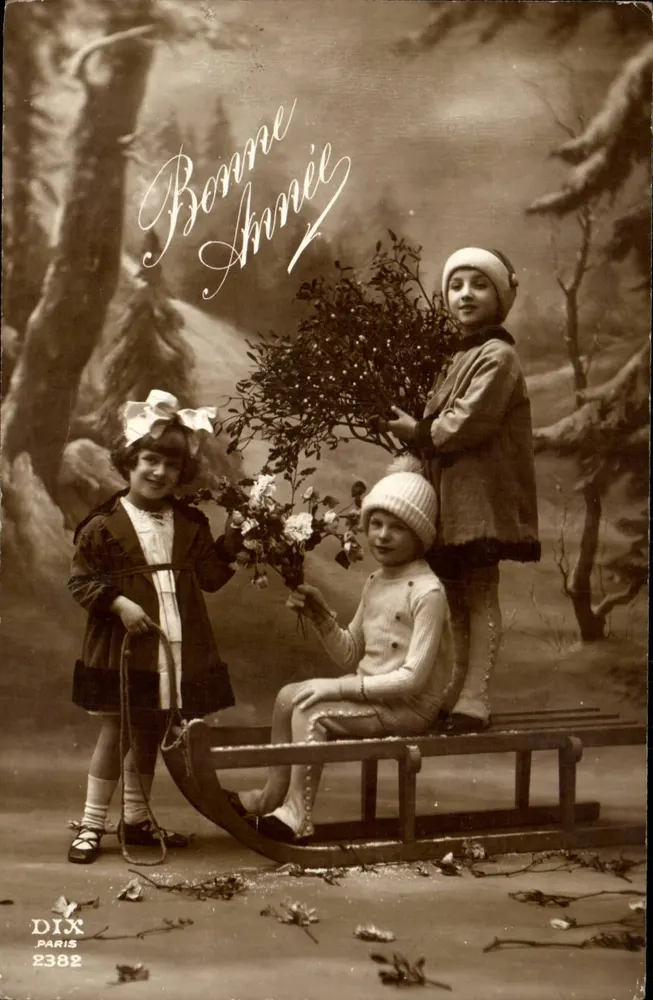 Drei Kinder in einer winterlichen Waldlandschaft — DIX PARIS 2382 - Vorderseite