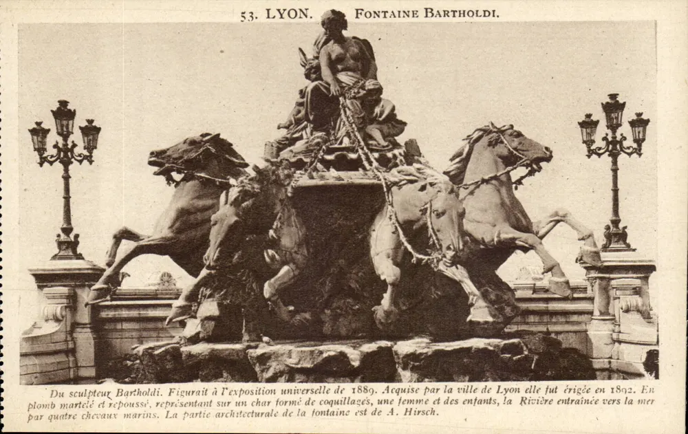 Lyon. Fontaine Bartholdi — Escultura em chumbo martelado representando uma mulher e crianças levadas para o mar por quatro cavalos marinhos — editor X. Gontagry, Lyon. - Frente