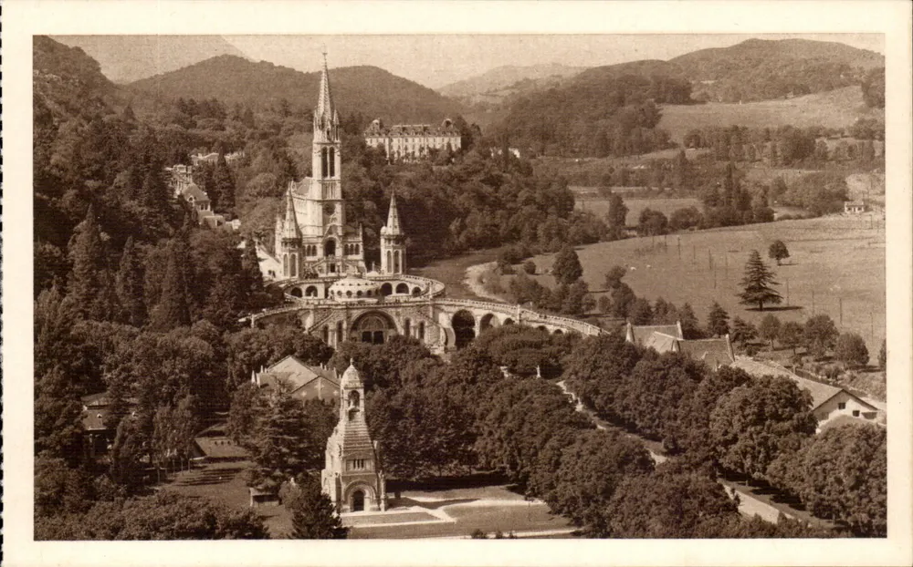 Lourdes — Das Kriegsdenkmal und die Basilika — Édition Palais du Rossire - Vorderseite
