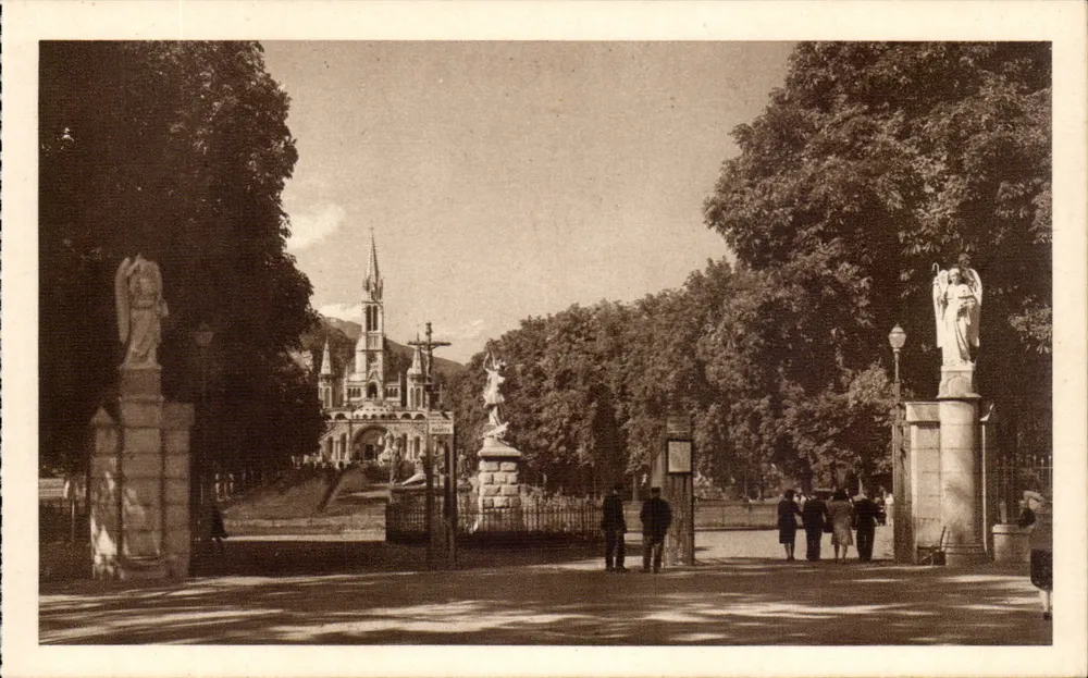 Lourdes — A entrada dos Santuários — Edição Paris do Rosário - Frente