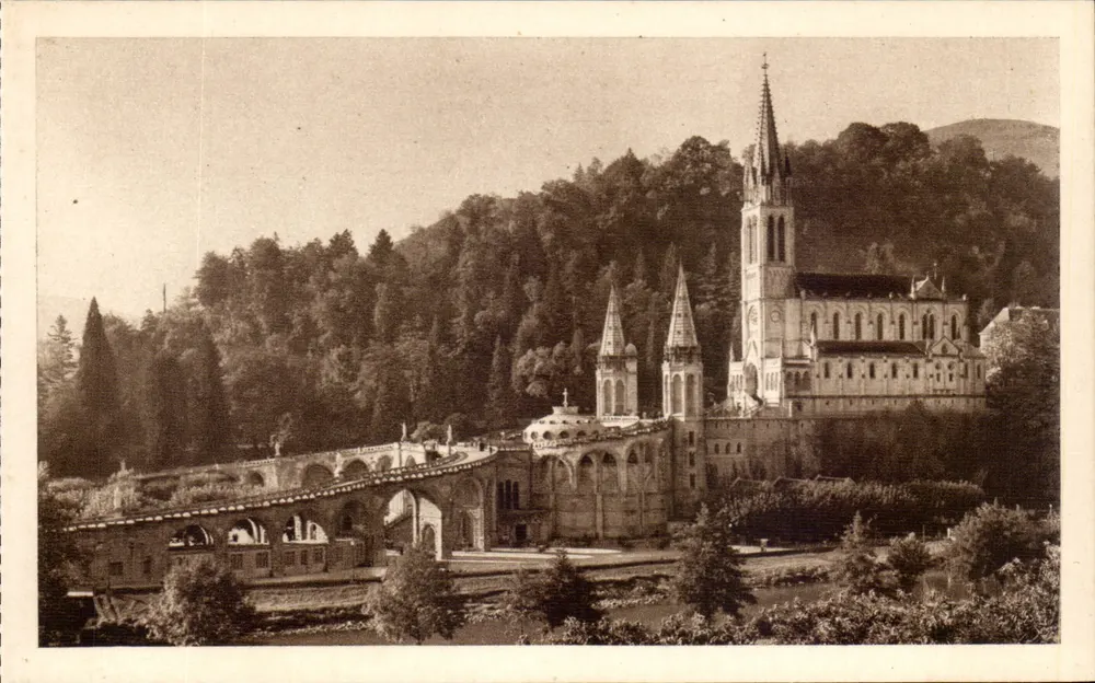 Lourdes — A Basílica, vista lateral — Edição Palais du Rossire, n°40 - Frente