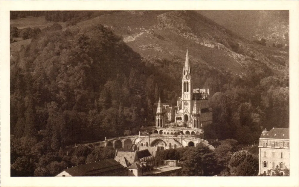 A Basílica, vista aérea — Lourdes — Edição Palais du Rosaire - Frente