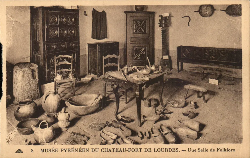 Pyrénées-Museum des Schloss-Forts von Lourdes — Ein Folklore-Raum - Vorderseite