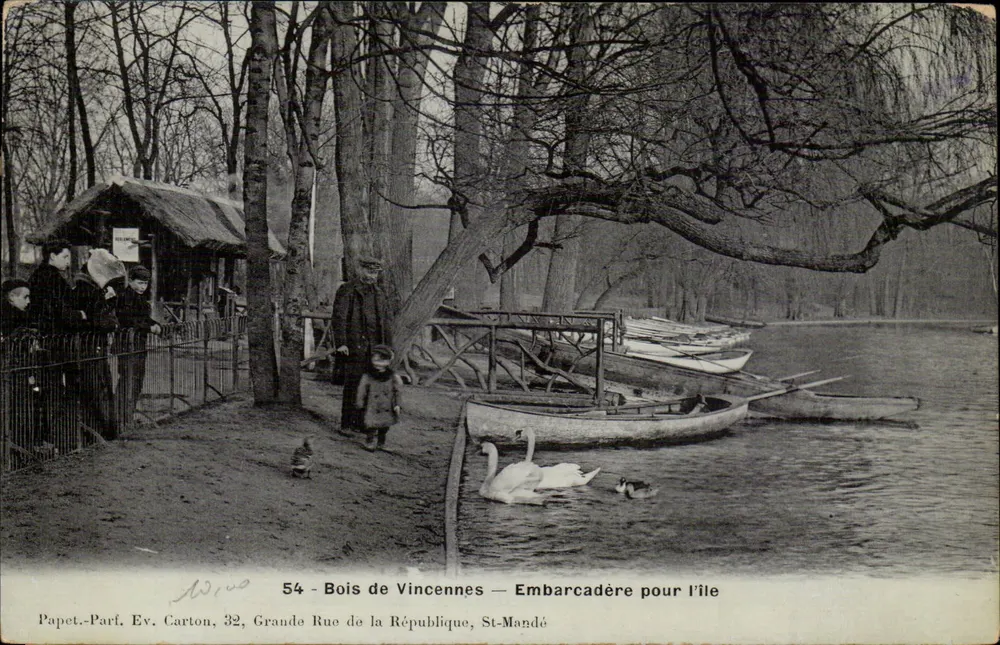 Bois de Vincennes — Embarcadère para a ilha — Papet-Parf. Ev. Carton, 32, Grande Rue de la République, St-Mandé - Frente