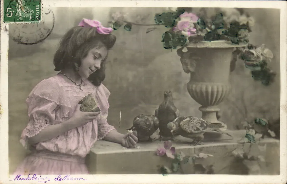 Mädchen in einem rosa Kleid, das Tauben füttert — Madeleine Le Moenn — Verlag Madeleine Le Moenn - Vorderseite