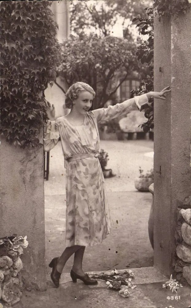 Junge Frau in gemustertem Kleid — Garten mit Efeu — S.T.O.L. n°4361 - Vorderseite