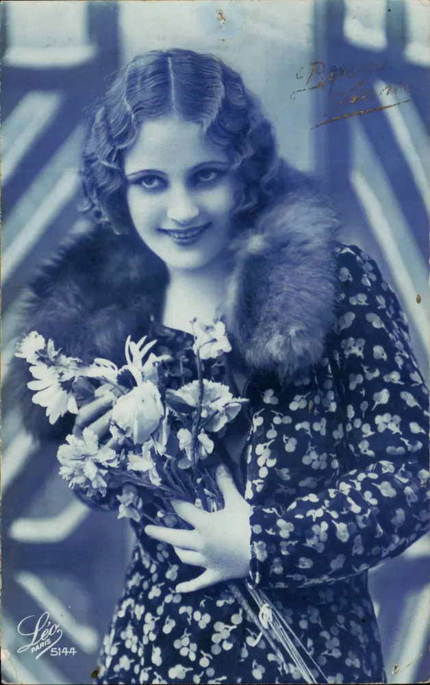 Jeune femme en manteau à col fourrure — portrait en bleu sépia — éditeur Léo, Paris, n° S144 - Vorderseite
