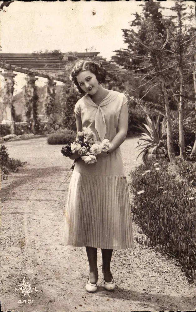 Junge Frau in einem Röckchen mit Falten — Garten mit Pergola — S.P.O.L. n° 4401 - Vorderseite
