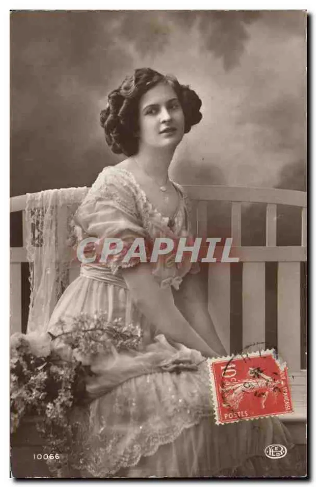 Junge Frau in Seidenkleid — Studio — Nr. 10066 - Vorderseite
