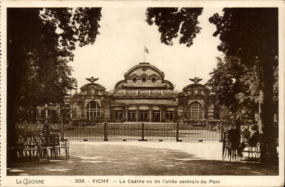 Vichy — Das Casino aus der Mitte des Parkwegs gesehen — La Cigogne, n°308 - Vorderseite