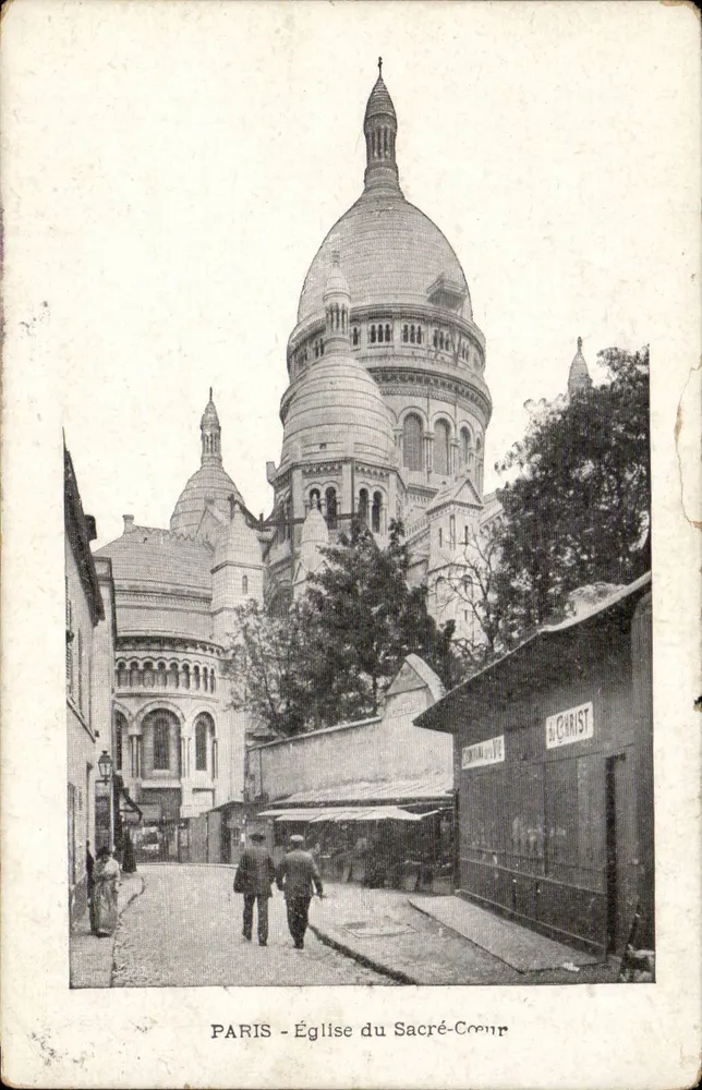 PARIS - Kirche des Sacré-Cœur — Ansicht von einer Straße — unbekannter Verlag, Seriennummer nicht sichtbar - Vorderseite
