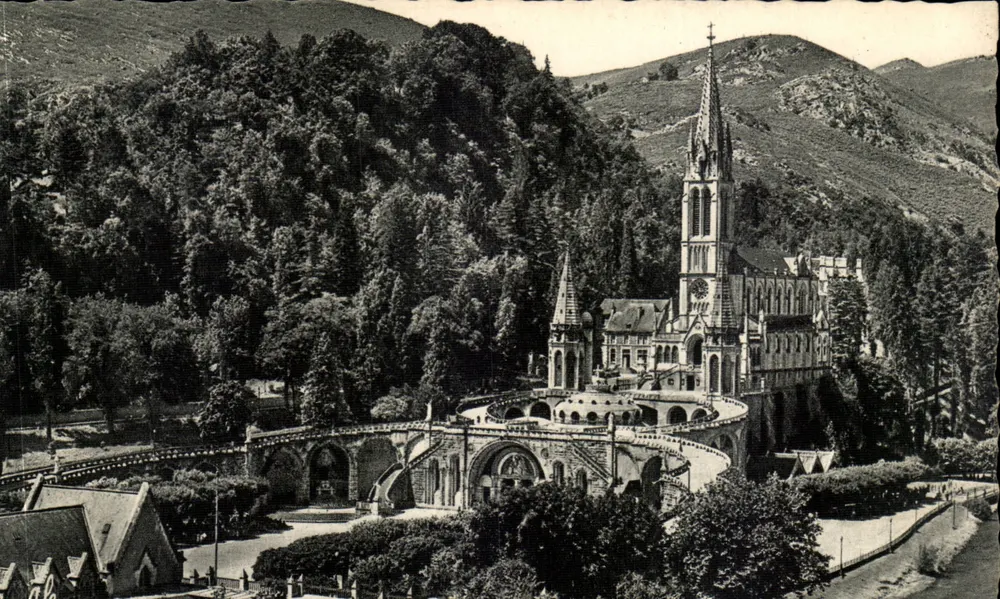 Lourdes — La Basilica e il Gave — Edizioni Labouche Frères, Toulouse - Recto