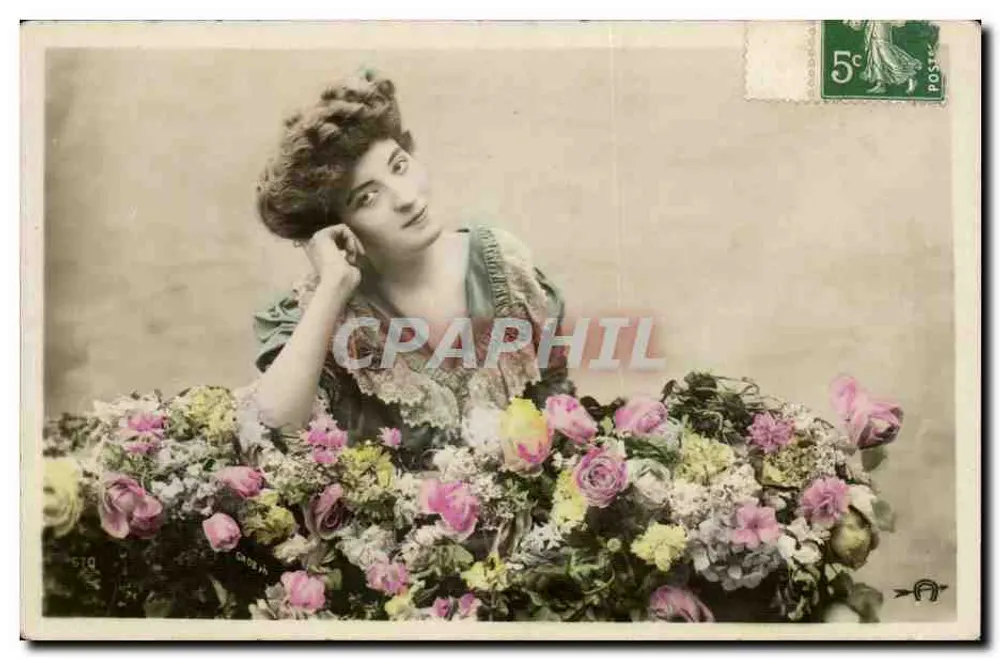 Junge Frau inmitten von Blumen — Studiofoto — Verlag: CROSBY, n° 579 - Vorderseite